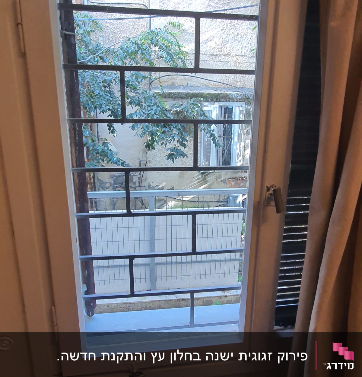 חלון זכוכית עם סורגי מתכת